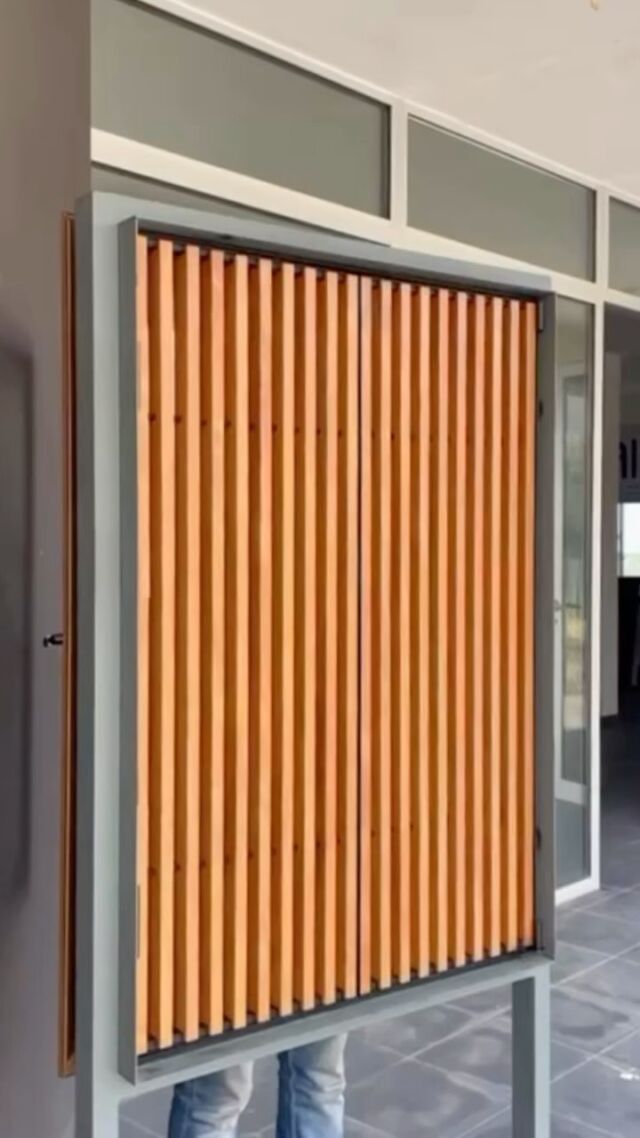 Discover the newest Folding Sunbreak ☀️ 
Featuring minimalist design and optimal protection …

Now available in our showroom!